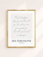 Beige minimalistische poster met handgeschreven bijbelvers Deuteronomium 31:8, christelijke poster voor Japandi, Scandinavisch en rustig interieur.