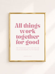 Roze minimalistische typografie poster met Romeinen 8:28 – All Things Work Together for Good, christelijke poster voor modern, Scandinavisch en vrouwelijk interieur.