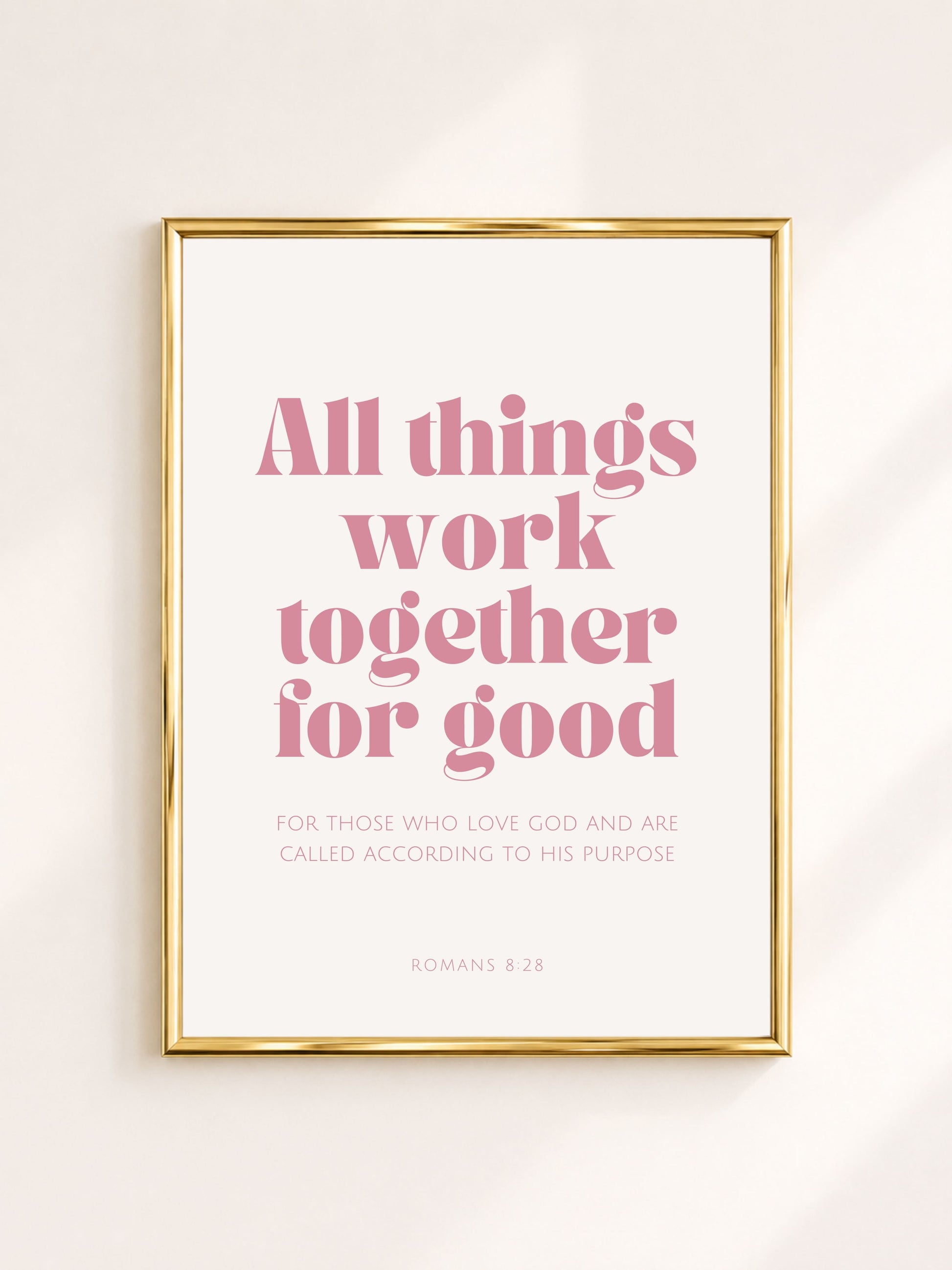 Roze minimalistische typografie poster met Romeinen 8:28 – All Things Work Together for Good, christelijke poster voor modern, Scandinavisch en vrouwelijk interieur.