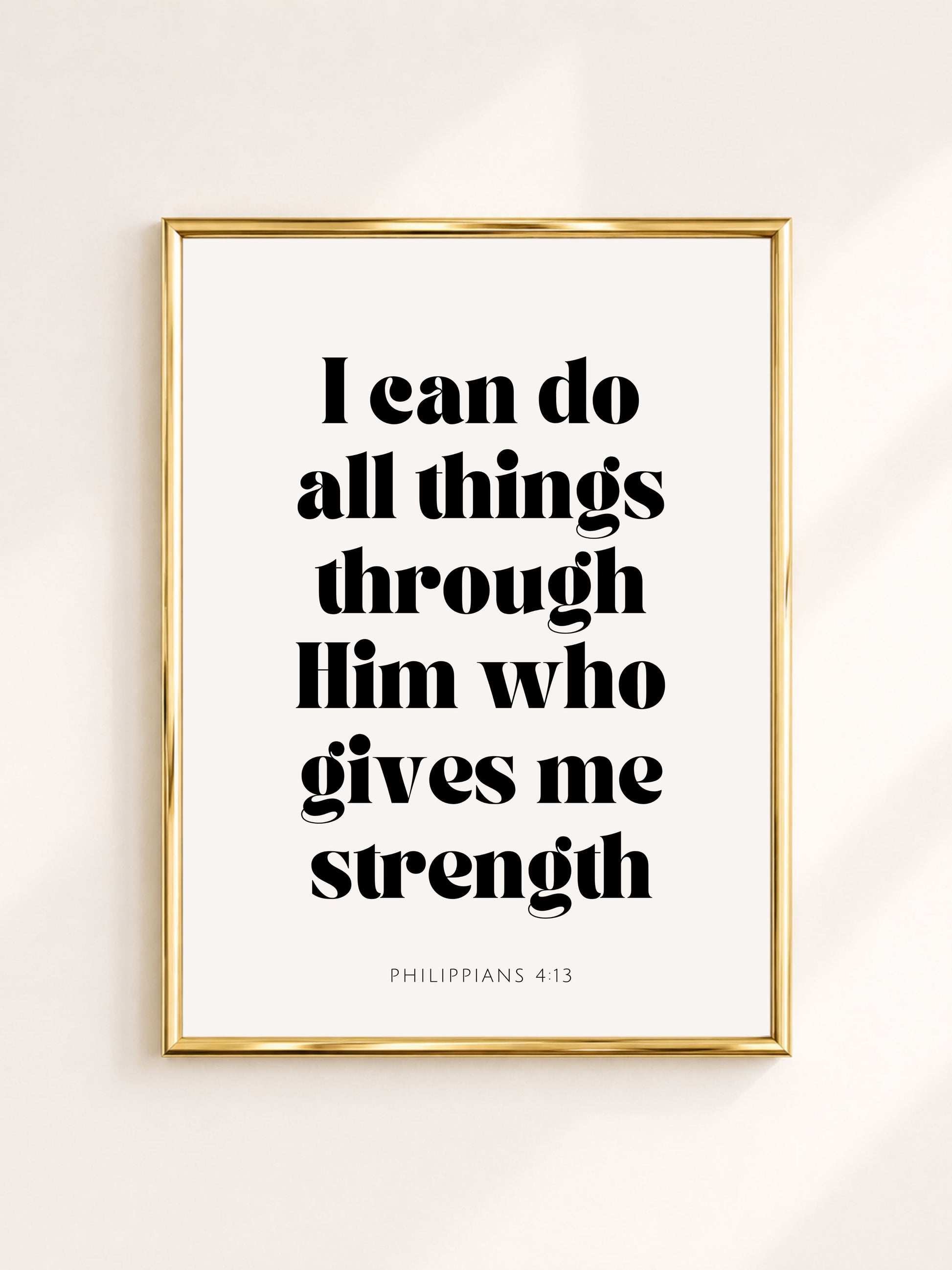 Zwart witte minimalistische typografie poster met Filippenzen 4:13 – I Can Do All Things Through Him Who Gives Me Strength, christelijke poster voor modern, Scandinavisch en neutraal interieur.