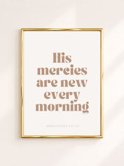 Beige minimalistische typografie poster met Klaagliederen 3:22-23 – His Mercies Are New Every Morning, christelijke poster voor modern, Scandinavisch en neutraal interieur.