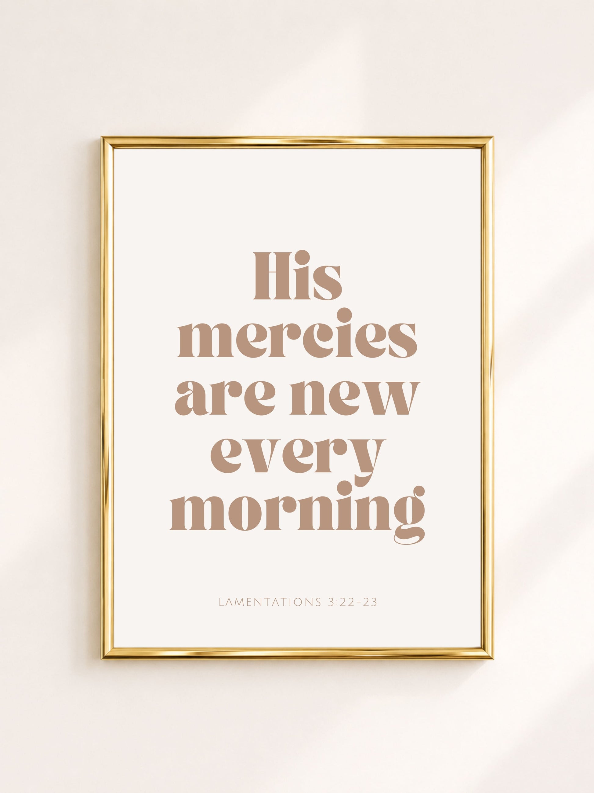 Beige minimalistische typografie poster met Klaagliederen 3:22-23 – His Mercies Are New Every Morning, christelijke poster voor modern, Scandinavisch en neutraal interieur.