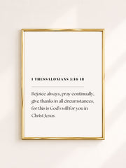 Zwart witte minimalistische poster met 1 Thessalonians 5:16–18, christelijke bijbeltekst poster voor modern, Scandinavisch en neutraal interieur.