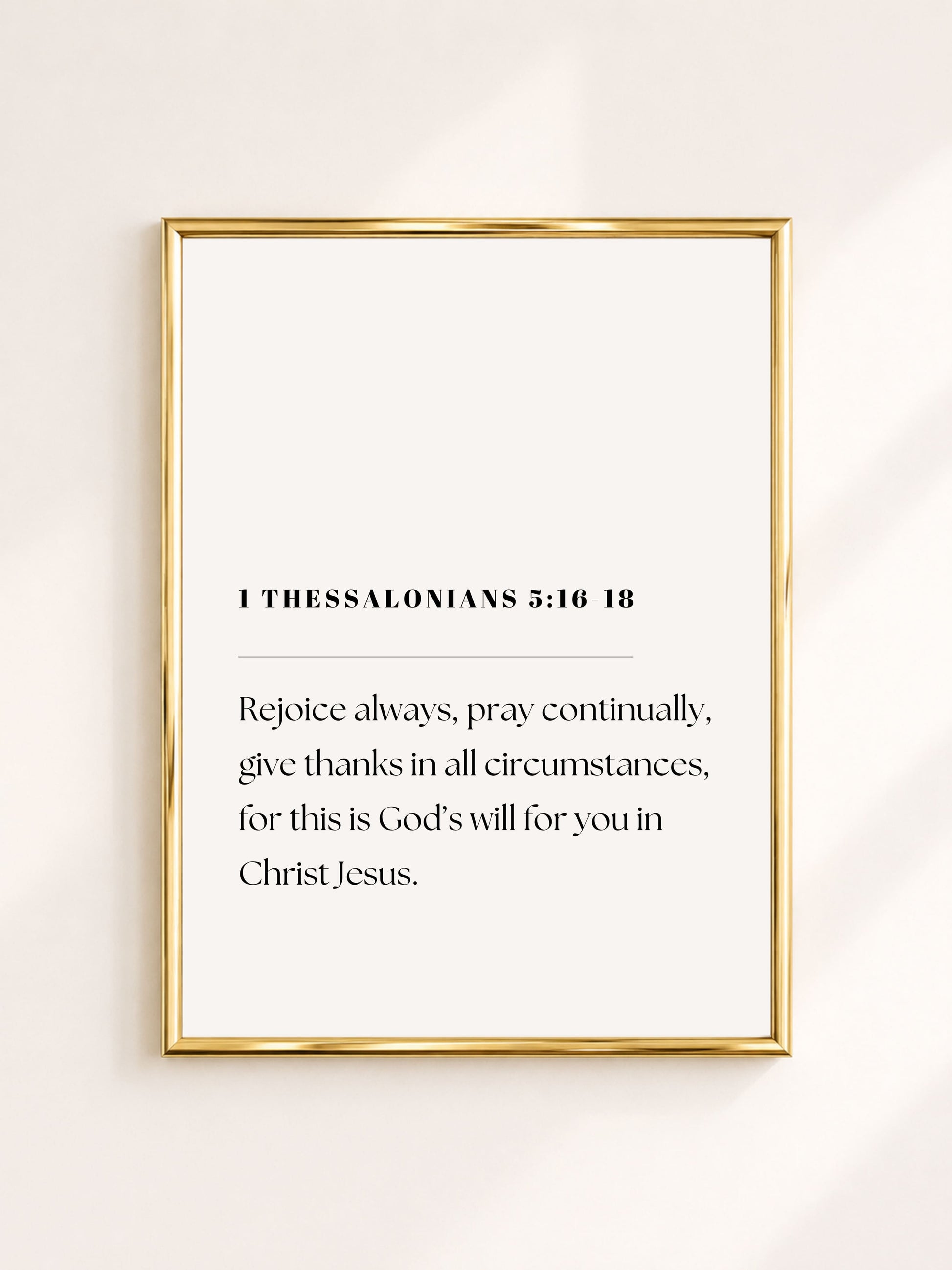Zwart witte minimalistische poster met 1 Thessalonians 5:16–18, christelijke bijbeltekst poster voor modern, Scandinavisch en neutraal interieur.