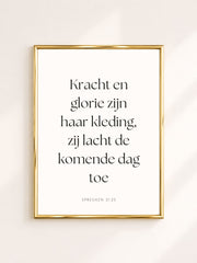Zwart witte minimalistische poster met Spreuken 31:25 in het Nederlands, christelijke bijbeltekst poster voor modern, Scandinavisch en neutraal interieur.