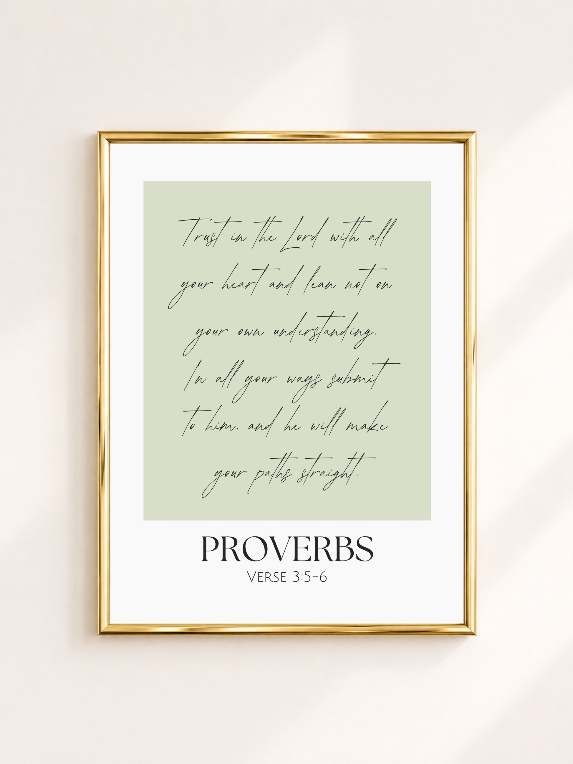 Groene minimalistische poster met Spreuken 3:5–6 – Trust in the Lord, christelijke bijbeltekst poster voor modern, Scandinavisch en neutraal interieur.