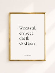 Beige minimalistische poster met Psalm 46:11 in het Nederlands – "Wees stil, en weet dat Ik God ben", christelijke bijbeltekst poster voor modern, Scandinavisch en neutraal interieur.