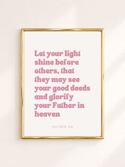 Roze retro typografie poster met Matteüs 5:16 – "Let Your Light Shine Before Others", christelijke bijbeltekst poster voor modern, kleurrijk en vintage interieur.