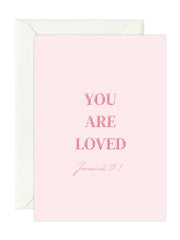 Roze minimalistische christelijke bemoedigingskaart met Jeremia 31:3 – "You are loved", stijlvolle religieuze kaart over Gods liefde, troost en bemoediging.