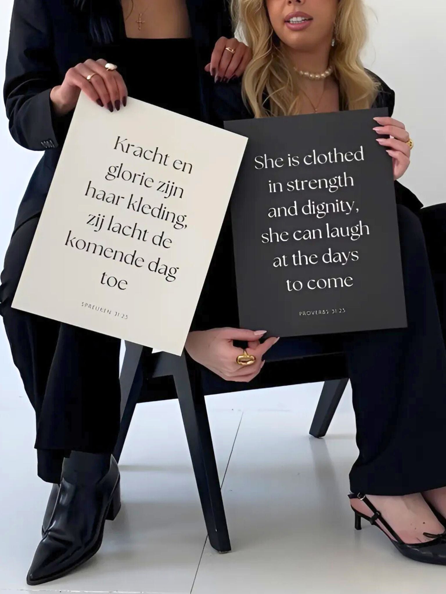 Poster met bijbeltekst Spreuken 31:25 christelijk cadeau voor vrouw